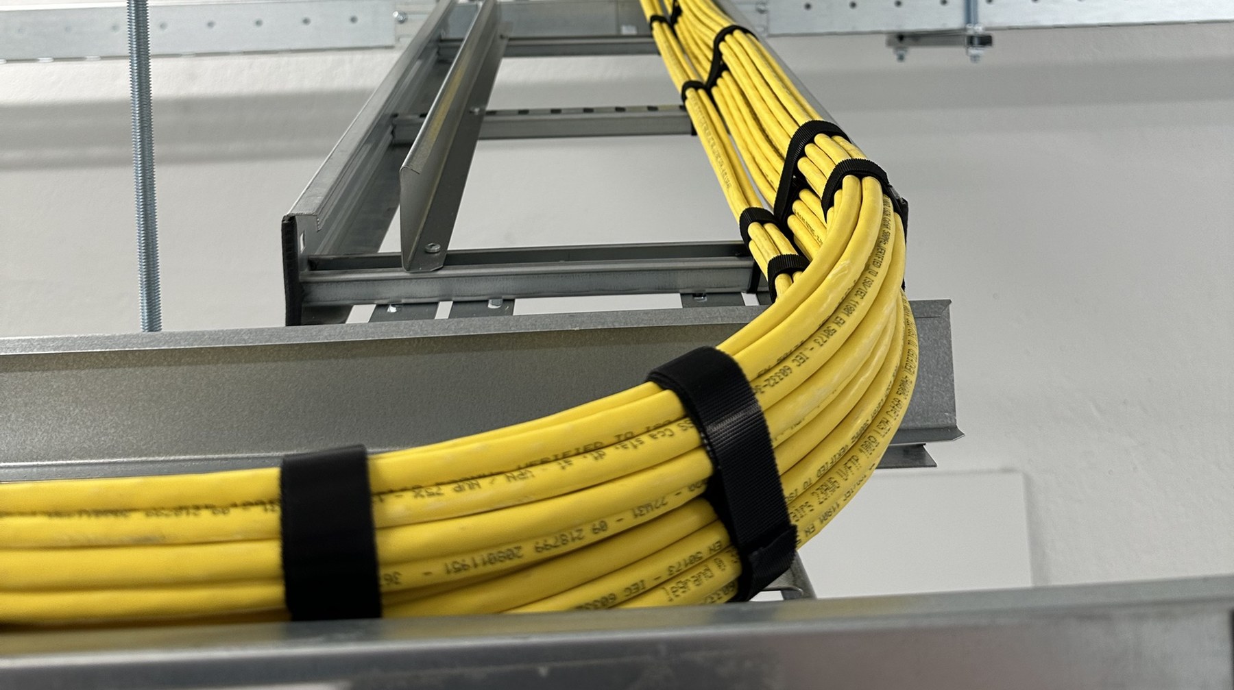 Cat6a-bundel op kabelgoot met leesbare opdruk van de norm