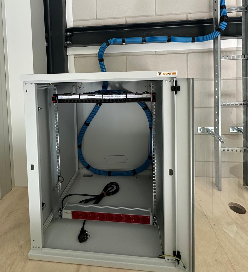 Wandkast met 24-poorts paneel, blauwe bekabeling via kabelladder