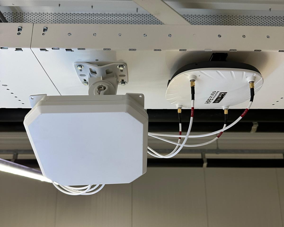 HPE Aruba accesspoint met externe antenne onder een stalen ligger